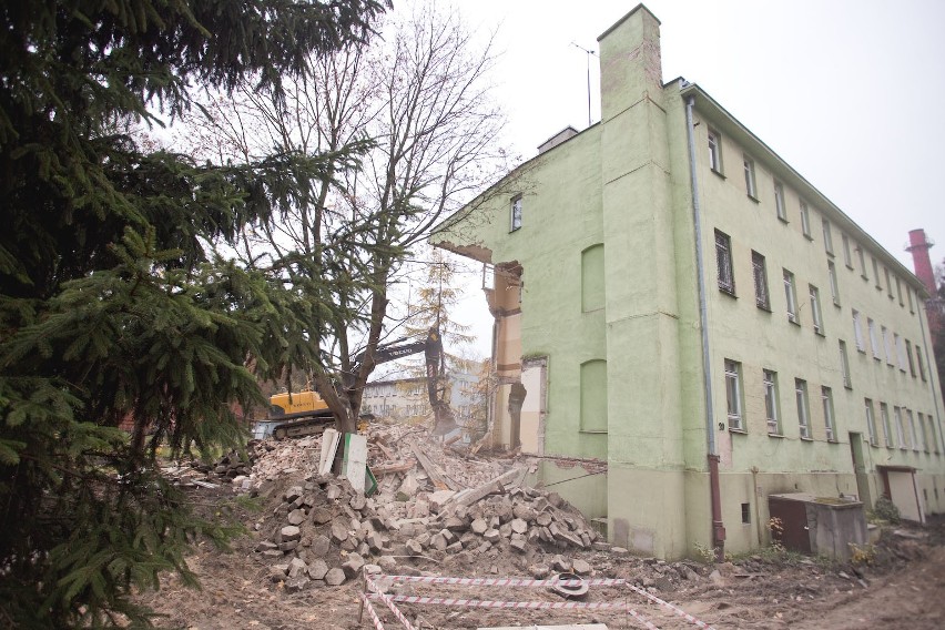 Wyburzanie dawnego szpitala psychiatrycznego w Słupsku