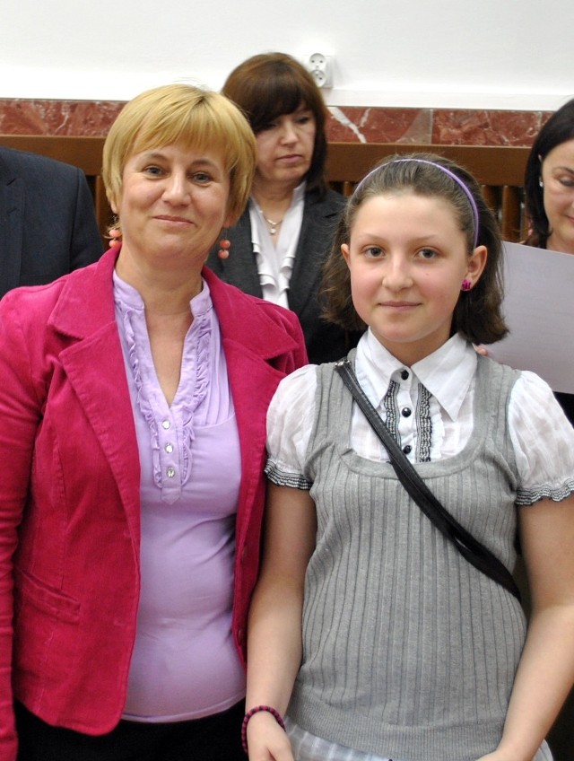 Marta Pakosz, wraz ze swoją opiekunka, nauczycielką z Publicznej szkoły Podstawowej numer 2 w Przysusze, odebrała nagrodę w konkursie Ligi Ochrony Przyrody.