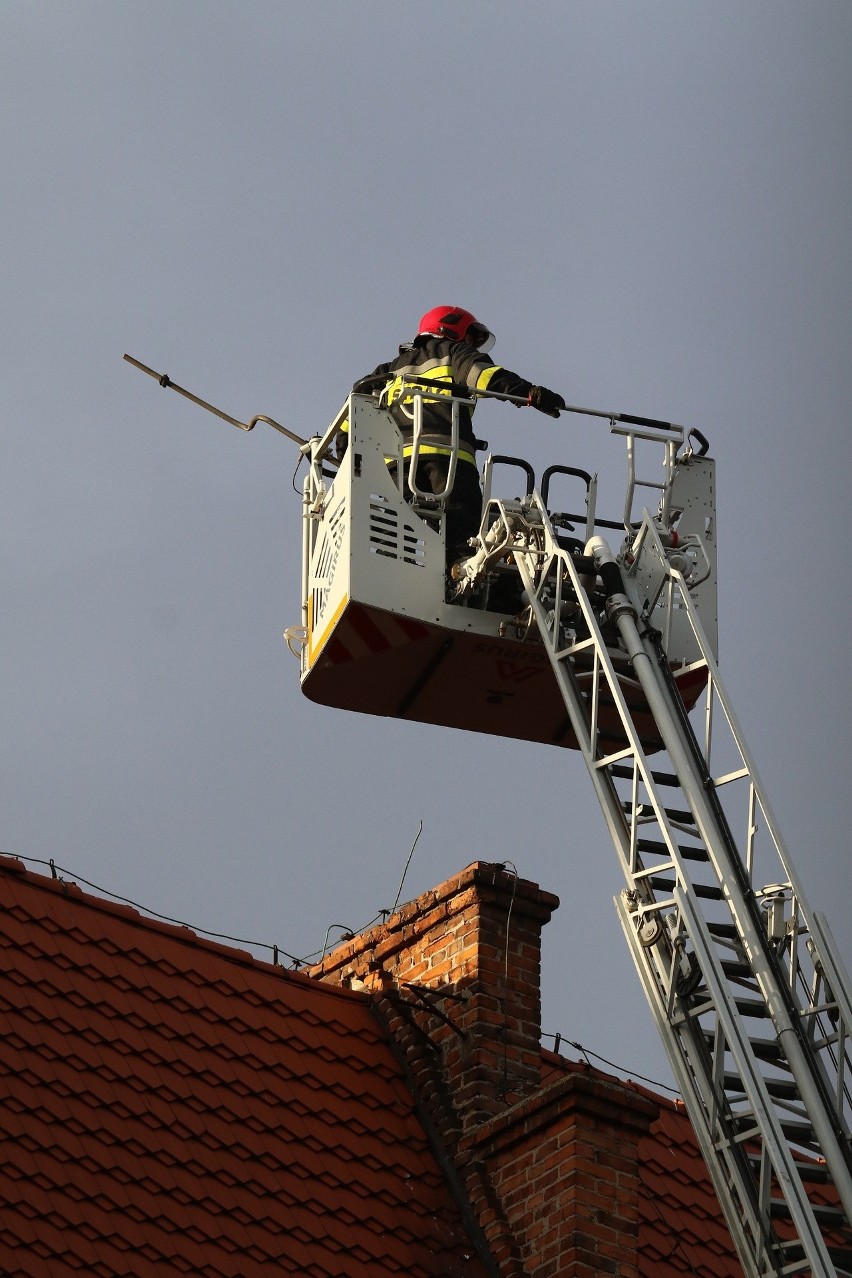 Silny wiatr we Wrocławiu. Złamana antena na dachu Arsenału