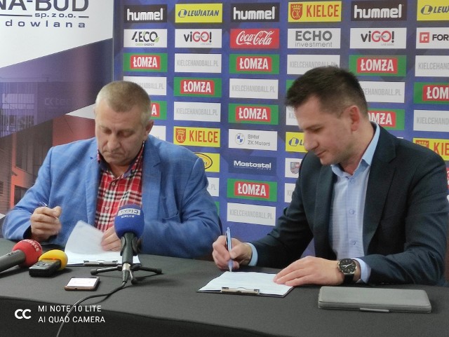 Umowę podpisali wiceprezes klubu, Tadeusz Dziedzic (z lewej) i prezes Anna-Bud, Artur Bławat.