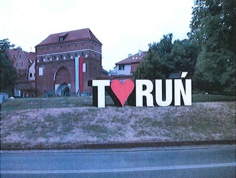 Pomysł wielkoformatowego napisu "Toruń", który witałby...