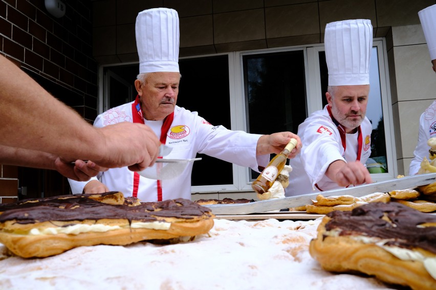 Cukiernicy z Rzeszowa upiekli ponad 2-metrową karpatkę na I festiwal kulinarny "Karpaty na widelcu"  