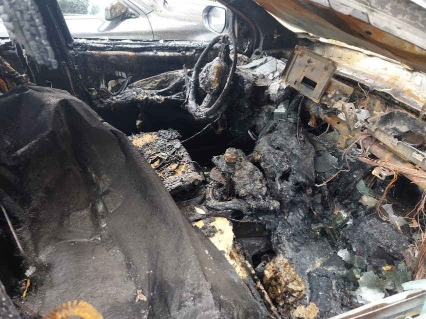 Spalone pojazdy na ul. Glinianej