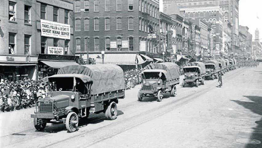 Rok 1918. Przejazd ciężarówek Liberty, wyprodukowanych w...