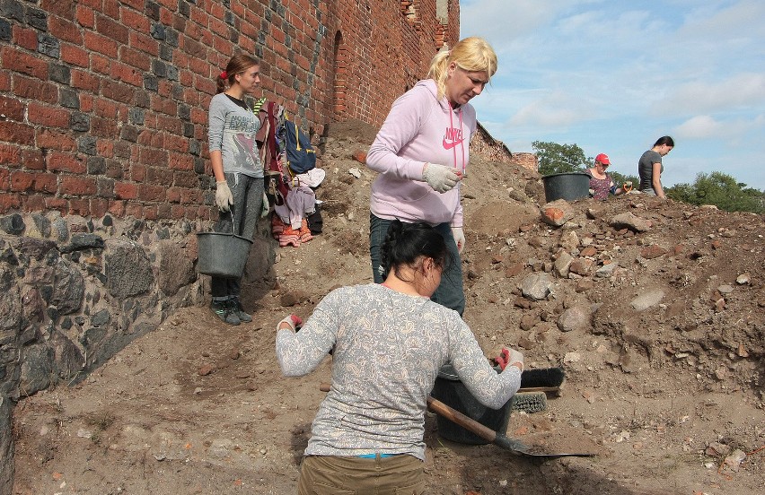 Grupa archeologów na zamku w Radzyniu Chełmińskim pojawia...