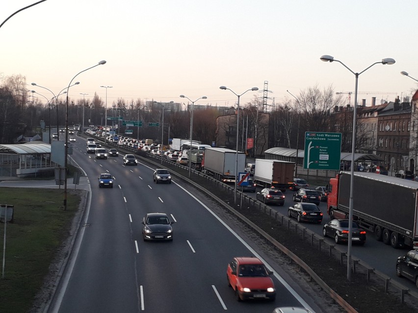 Wypadek w Katowicach: Zderzyły się 4 samochody. Korki na Roździeńskiego, DTŚ i Murckowskiej
