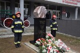 Przy komendzie PSP w Częstochowie odsłonięto obelisk upamiętniający strażaków, którzy zginęli na służbie ZDJĘCIA 