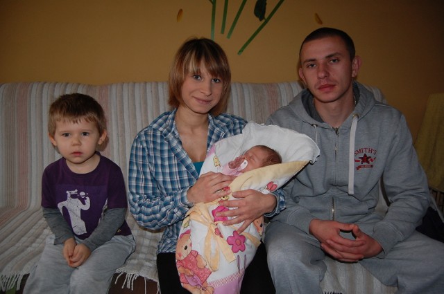 Cała rodzina w komplecie: Angelika Stępień z partnerem Grzegorzem, córką Lilianą oraz synem Oskarem. Na szczęście wszystko dobrze się skończyło. Mała Lilianka i jej mama są całe i zdrowe