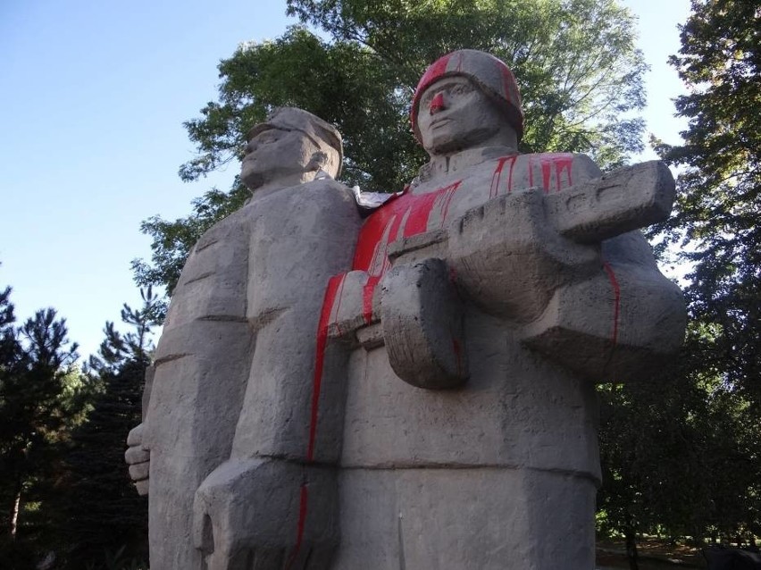 76. rocznica agresji Związku Radzieckiego na Polskę. Ktoś oblał farbą pomnik "Pogromcom Hitleryzmu"