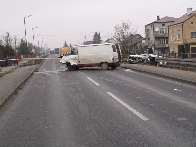 W Busku w zderzeniu renault traffic i opla zginęła jedna osoba, cztery zostały ranne.