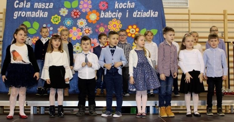 Przedszkolaki z Ciepielowa przygotowali akademię z okazji Dnia Dziadka i Dnia Babci