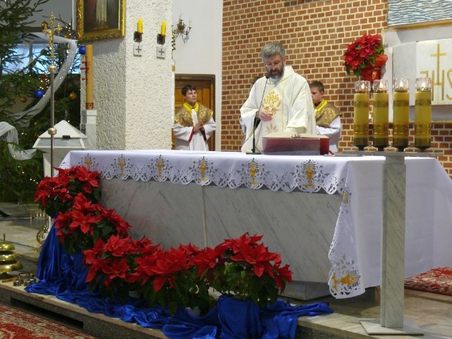 Msza w święto Trzech Króli w kościele Trójcy Przenajświętszej w Stalowej Woli.