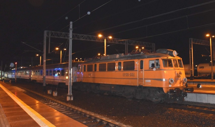 Na stacji kolejowej w Malborku zapaliła się lokomotywa 21.11.2021. Opóźnienia pociągu dalekobieżnego. Zdjęcia