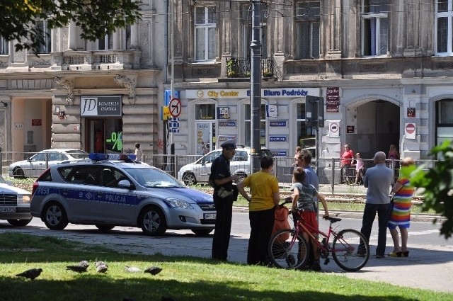 Policjant wytłumaczył 14-latkowi, że na pasach powinien zsiąść z roweru.