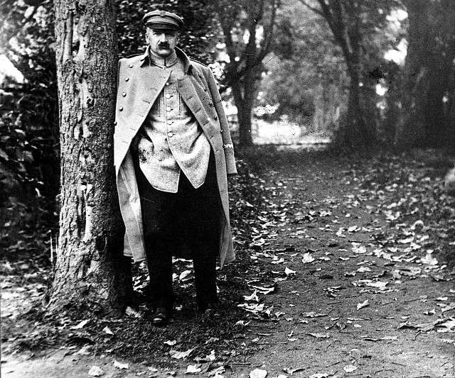 Józef Piłsudski w parku belwederskim, rok 1926. Dwanaście lat wcześniej wybrał się w tajemniczą podróż do Japonii  