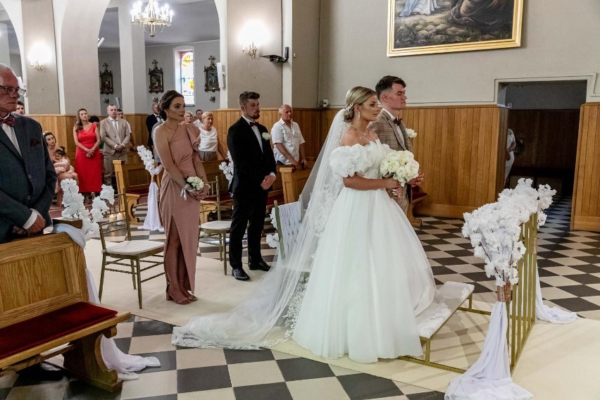 Adrianna i Michał wzięli ślub w parafii św. Anny w Rutkach...