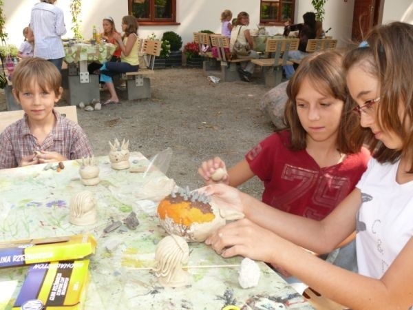 Zajęcia plastyczne w muzeum w ostatni dzień wakacji.