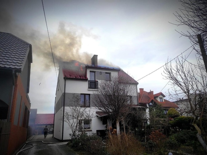 Pożar domu w powiecie wielickim. Podczas akcji na strażaku z OSP zapaliło się ubranie