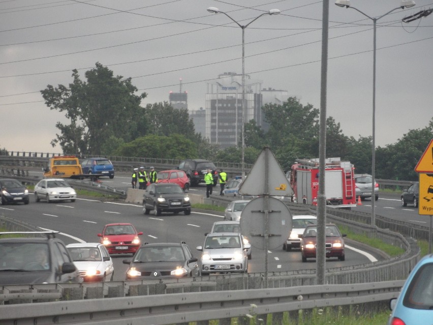 Wypadek na DTŚ w Katowicach. Kobieta uderzyła w barierkę [ZDJĘCIA]