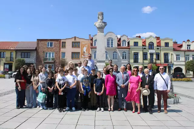 Dzień Tadeusza Kościuszki w Małogoszczu tradycyjnie rozpoczął się pod pomnikiem tego dowódcy na małogoskim Rynku. Więcej na kolejnych zdjęciach.