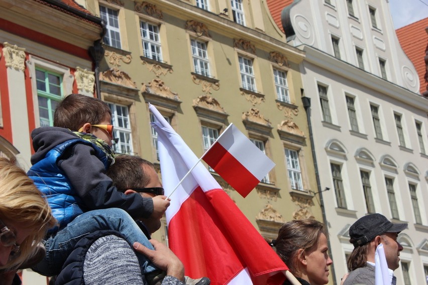 Obchody Dnia Flagi na wrocławskim Rynku (FILM, ZDJĘCIA)