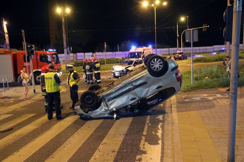 Wypadek na Wyszyńskiego. Honda na dachu, policjant ranny