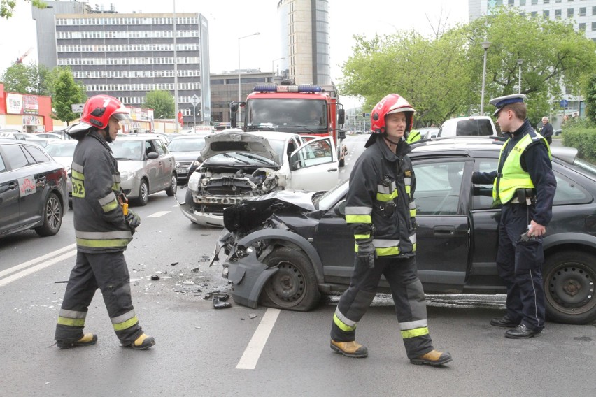 Wypadek na Swobodnej. Droga zablokowana [ZDJĘCIA]