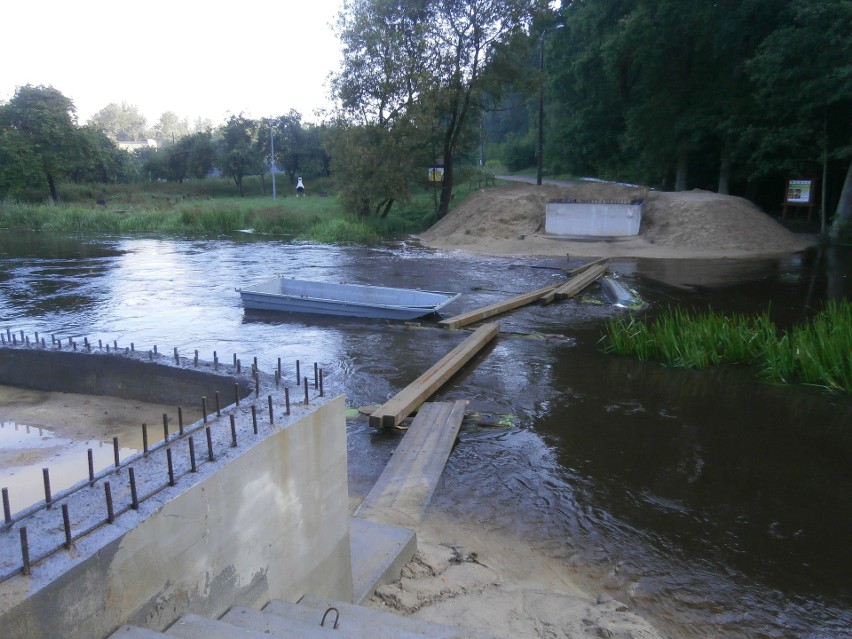 W Kępicach 450-tonowy dźwig stawia nowy most (zdjęcia)