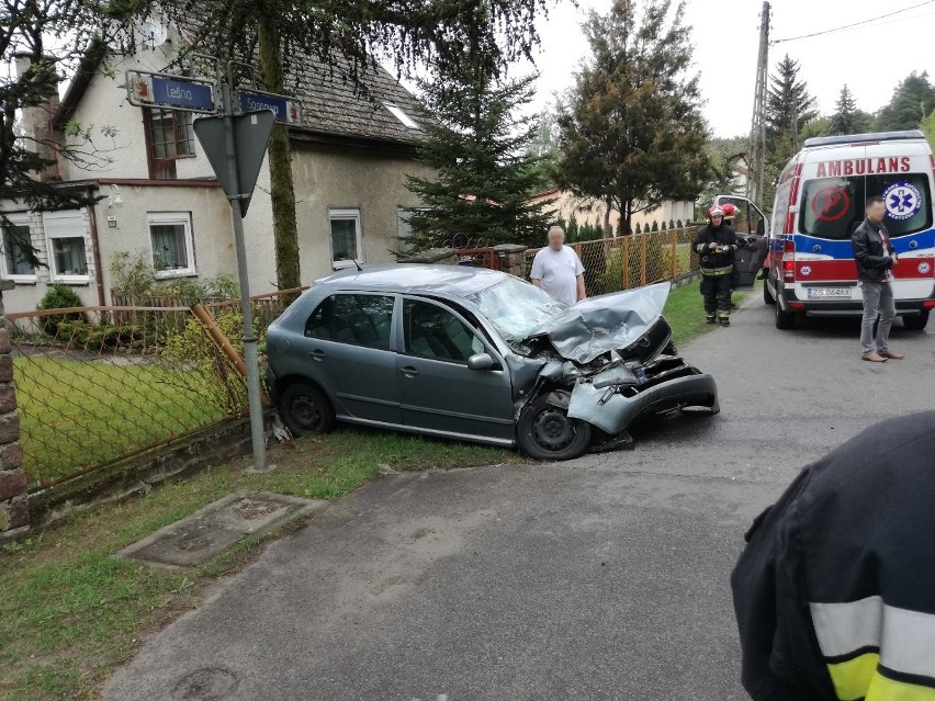 Wypadek w Pilchowie. Autobus kontra osobówka. Było groźnie [zdjęcia]