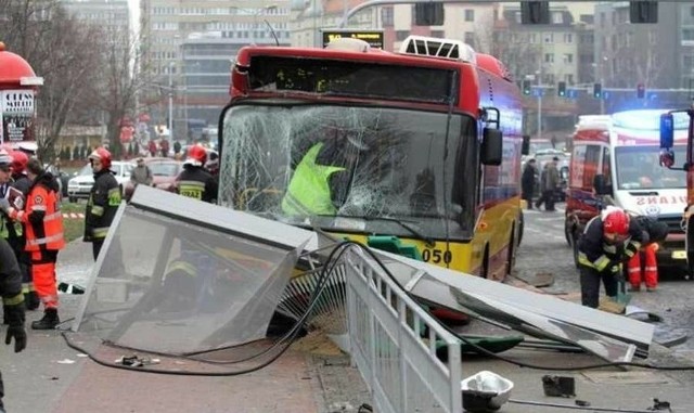 Był 20 grudnia 2012 r.  Na pl. Jana Pawła II rozpędzony autobus MPK staranował przystanek. Jedna osoba zginęła, pięć zostało rannych. 60-letni kierowca autobusu MPK prawdopodobnie zasłabł podczas jazdy. 