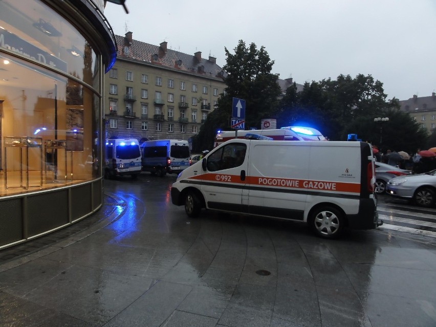 Wrocław: Alarm bombowy w Renomie. Ewakuacja centrum handlowego (ZDJĘCIA)