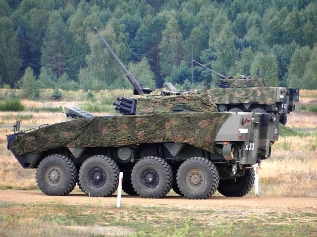 Zwiadowcy z Międzyrzecza przetestowali armaty transporterów Rosomak. 