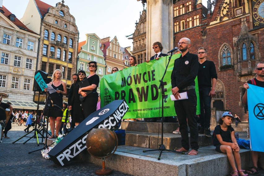 Symboliczny pogrzeb w centrum Wrocławia. O co chodzi? [ZDJĘCIA]