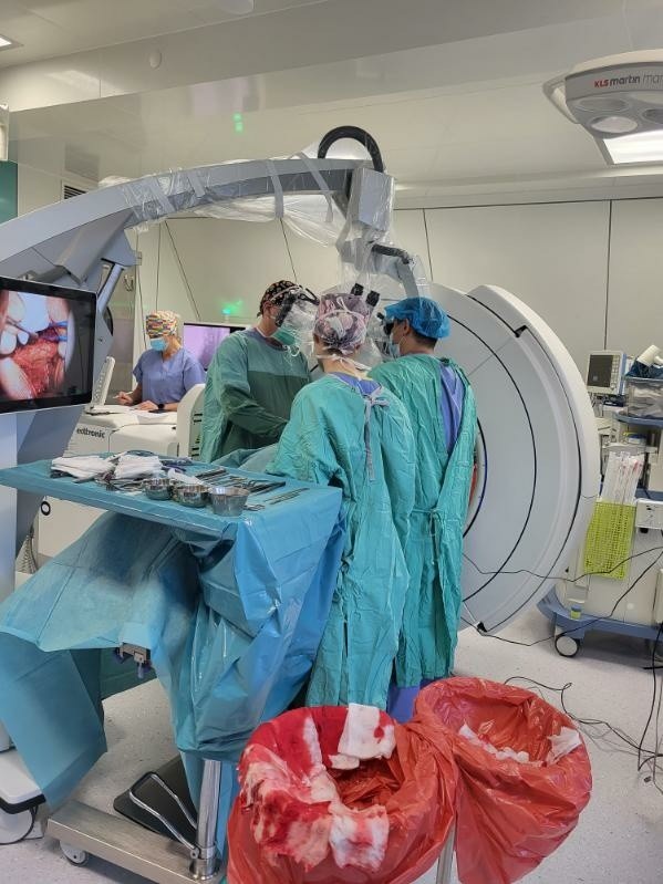 W trakcie operacji dzięki okularom 3D studenci mają cały czas podgląd z mikroskopu operacyjnego neurochirurga