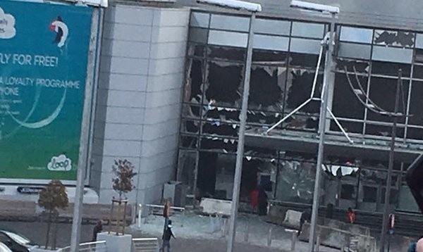 Zamachy w Brukseli. Wybuchy na lotnisku, loty zostały wstrzymane [WIDEO]