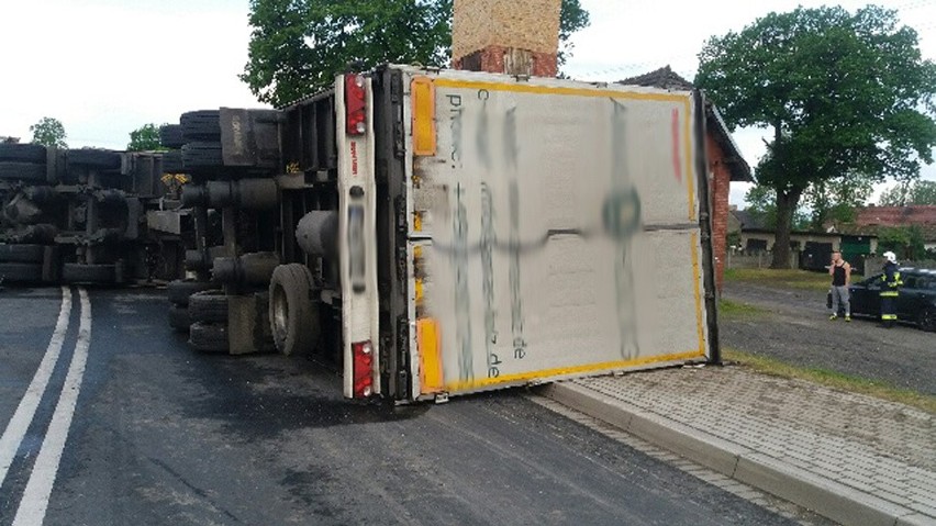 Do wypadku doszło w środę 24 maja nad ranem. Ciężarówka...