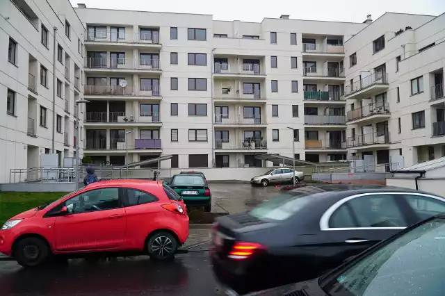 Bo chociaż bloki są już gotowe, spółka Wechta, ich właściciel, od trzech lat nie uzyskała zgody na ich użytkowanie. Stało się tak, gdyż deweloper nie spełnił normatywu parkingowego.