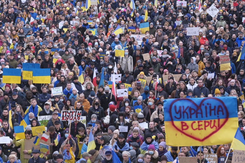 Protest poparcia dla Ukrainy na placu Wolności w Poznaniu.