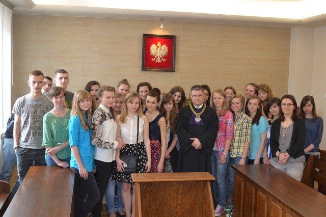 Na zakończenie spotkania uczniowie zrobili sobie wspólne zdjęcie z sędzią Krzysztofem Dembowskim.