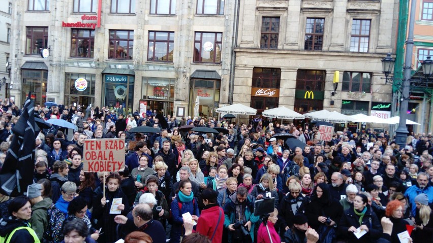 Czarny Wtorek we Wrocławiu. Marsz i protest w Rynku [ZDJĘCIA]