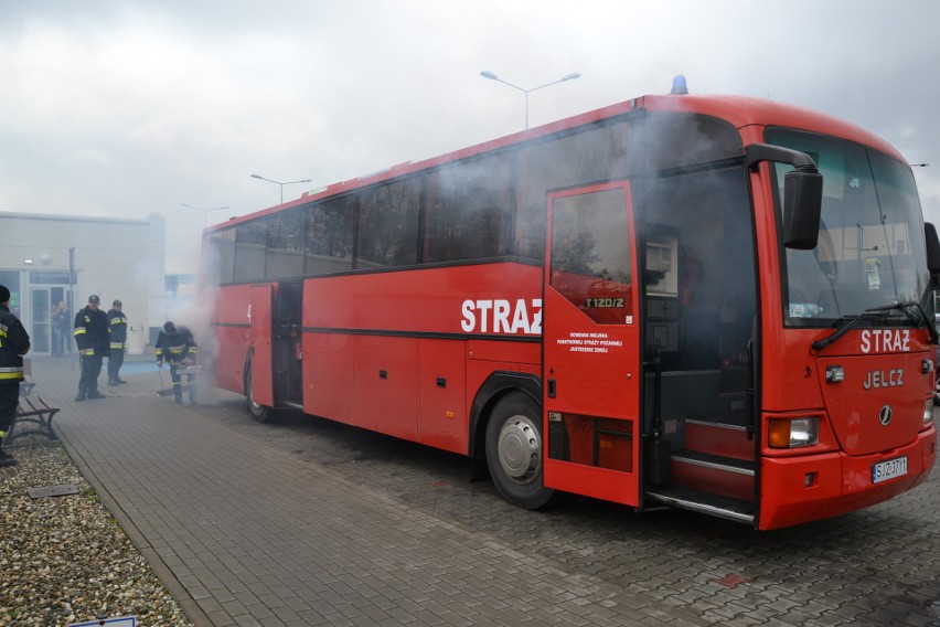 Przy autostradzie A1 w Żorach autobus stanął w ogniu. Strażacy wyciągali rannych ZDJĘCIA