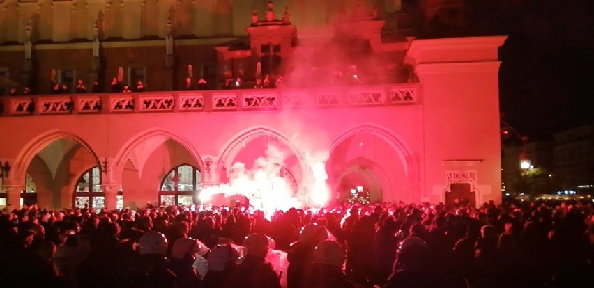 Kraków. Niedziela podwyższonego ryzyka. Przemarsz kibiców Cracovii i manifestacja na Rynku. Policja w stanie gotowości 