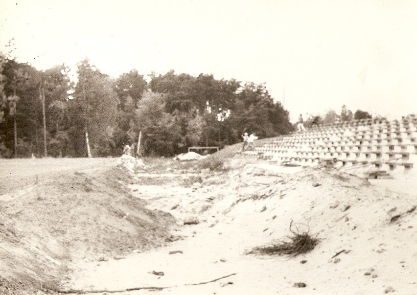 Stadion przy ulicy Sportowej w Ustce otwarty został w 1990...