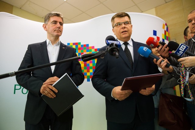 - Sami złożyliśmy zawiadomienie do prokuratury w sprawie 25 beneficjentów - powiedział wicemarszałek Maciej Żywno (z lewej).