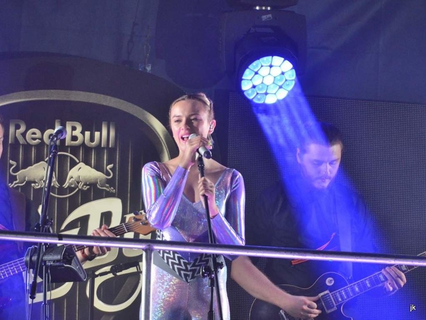 Niesamowity koncert Natalii Nykiel na deptaku w Radomiu w ramach trasy Red Bull Bus Tour 