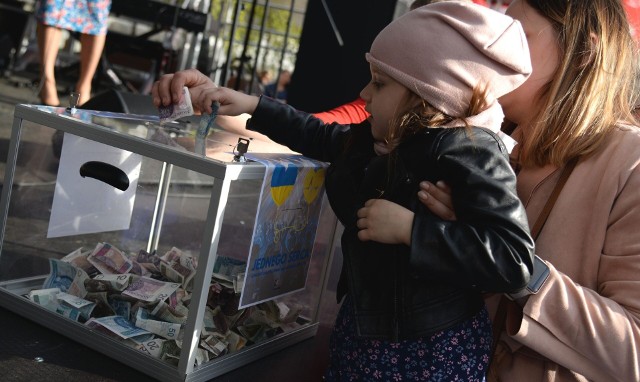 Wiosna 2022. Podczas charytatywnego koncertu mieszkańcy Wadowic wpłacali pieniądze na pomoc Ukrainie.