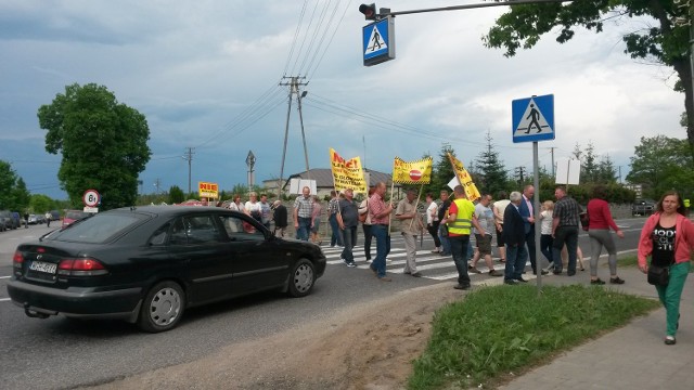 Od godziny 16 przez kilka godzin  przez przejście  w Pniewach na drodze numer 50 przechodziło około 70 osób z transparentami.  Widniały na nich takie napisy jak: „Nie dla budowy linii 400 kV”. 