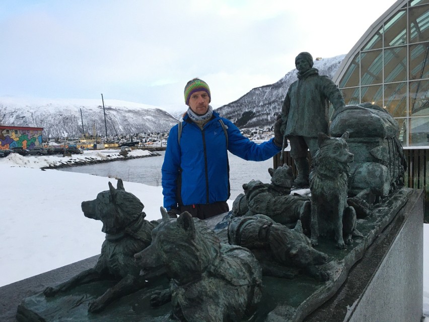 "Zęby czasem oklejał śnieg, za koszulą był grad".  Witold Orcholski pobiegł w Półmaratonie Nocy Polarnej w Tromsø