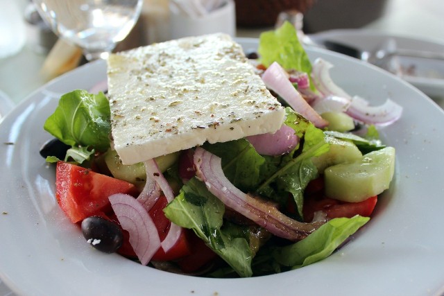 Ser feta to ważny składnik tradycyjnej sałatki greckiej.