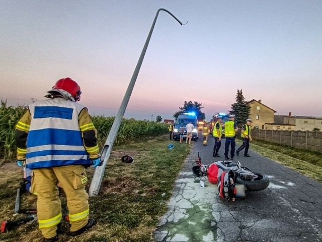 W wypadku uczestniczyło dwóch mężczyzn jadących motocyklem w miejscowości Kosowo.Przejdź do kolejnego zdjęcia --->
